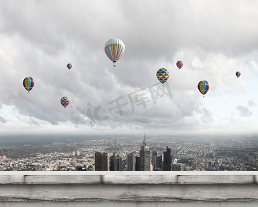 空中的浮空器。概念图像与五颜六色的气球在天空中飞行高