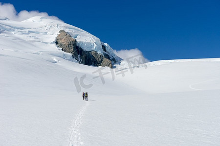 新西兰人们走在新西兰山区的雪中