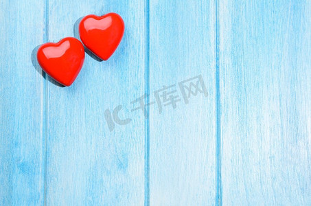 夫妇光泽红心情人节在蓝色木桌