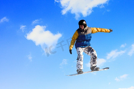 五四跳跃任务摄影照片_滑雪板滑雪板使跳跃高在晴朗的天空