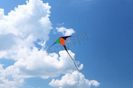 风风筝飞行在蓝色的夏天的天空