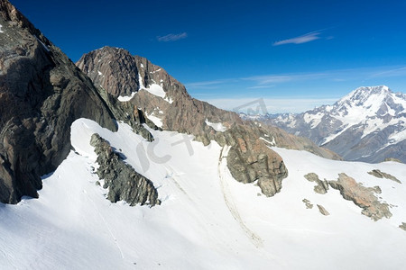 雪山。雪域蓝天的自然山水景观