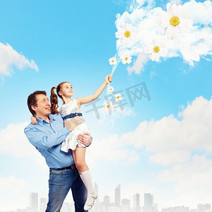 气球牵手摄影照片_父亲牵着女儿的手。幸福的父亲牵手女儿的形象