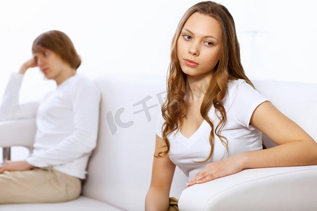 愤怒和冲突的年轻男女