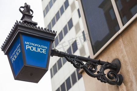 警察板报摄影照片_英国伦敦警察局外传统的英国大都会警灯标志
