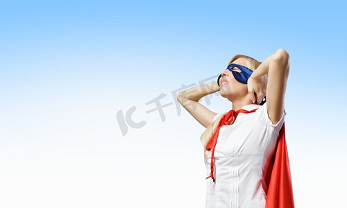女超人摄影照片_觉得自己是个英雄！穿着超级英雄服装的自信的年轻女子