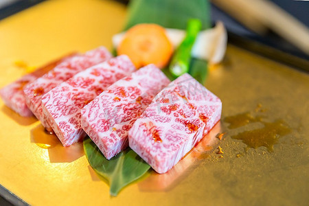 日本厨房摄影照片_新鲜日本和牛短肋松坂牛肉烧烤烤肉