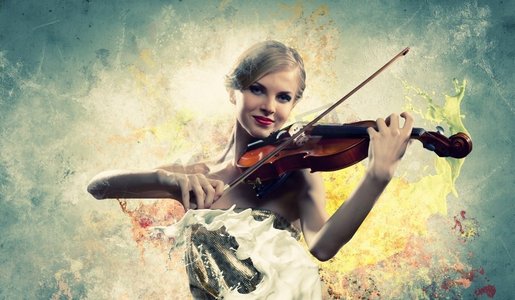 拉小提琴的漂亮女人。在飞溅的背景下演奏的美丽女小提琴家形象