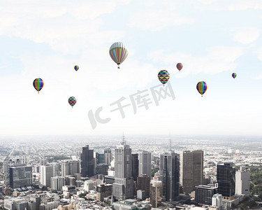天空中的浮空器。彩色气球在天空中高高飞的概念图