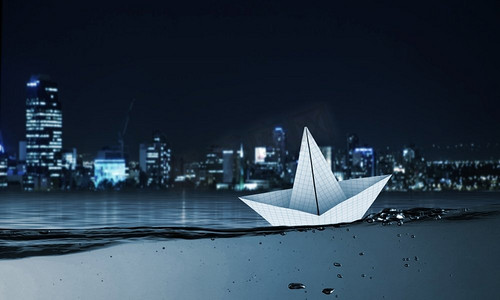 折纸船。纸做的小船在蓝色的水面上航行