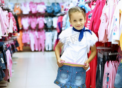 一名年轻女子在购物和挑选衣服