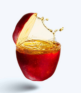 苹果汁。多汁的苹果在水花中的形象。清爽健康