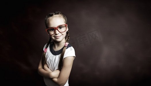 小天才。戴着眼镜背着黑板的学龄期可爱小女孩