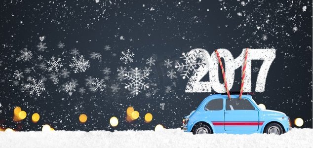 复古玩具车与圣诞礼物。蓝色减速火箭玩具汽车提供圣诞节或新年2017年在节日灰色背景