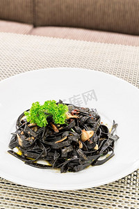 olio摄影照片_新鲜的黑橄榄油意大利面配大蒜和辣椒