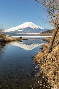 日本雪季冰山中湖上的冬季富士山倒影