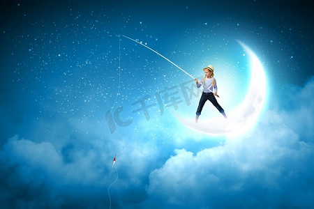 可爱月球摄影照片_小渔夫。拿着钓鱼杆站在月球上的可爱女孩