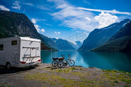 露营车摄影照片_家庭度假旅行，汽车之家度假之旅，大篷车度假。挪威自然风光秀丽。