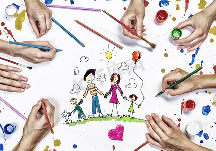 画你的家人。人们手绘和油漆幸福的家庭概念