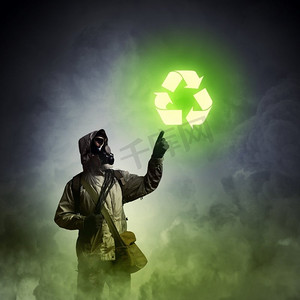 核能的未来跟踪者触摸媒体标志的图像。污染与灾害