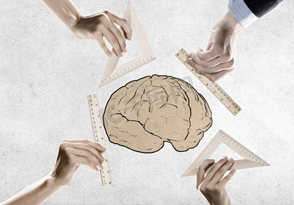 心理健康近摄人的手测量大脑与标尺