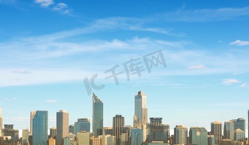 现代城市。建筑物和摩天大楼在阳光下的城市景象