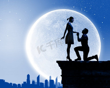 男人求婚月光下的浪漫情侣剪影
