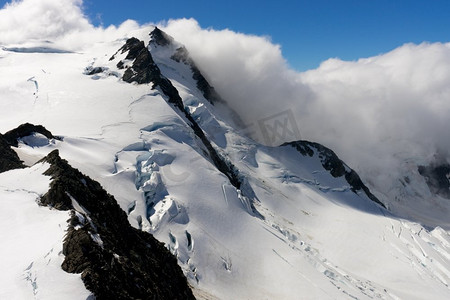 雪山之巅摄影照片_雪山之巅。山景观与雪和清澈的蓝天