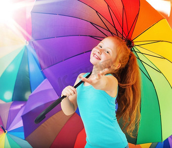 孩子伞摄影照片_快乐的红发女孩与一把伞