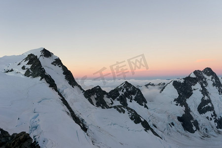 雪山。山景观与雪和清澈的蓝天