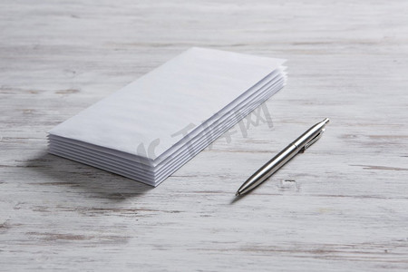 空白笔记摄影照片_商务笔记卡片。木质古董桌上的空白白卡