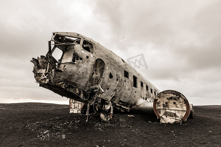 冰岛南部维克附近的Solheimasandur海滩上被遗弃的美军飞机残骸