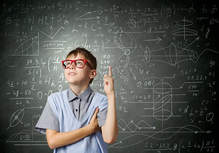小天才。学龄儿童戴眼镜。理念概念