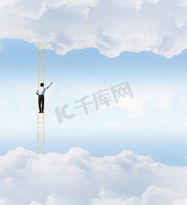 在商业上的成就。商人站在梯子高在天空