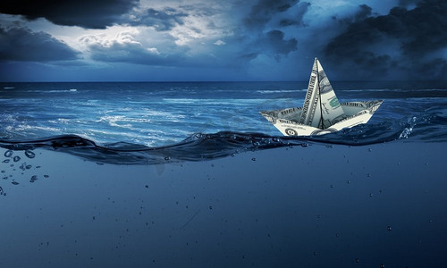 纸船。风浪中漂浮在水面上的纸船