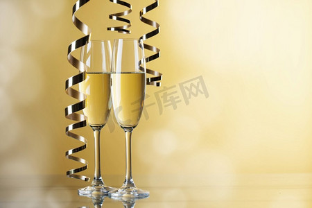 两个香槟酒杯。两个香槟酒杯和卷曲丝带派对概念