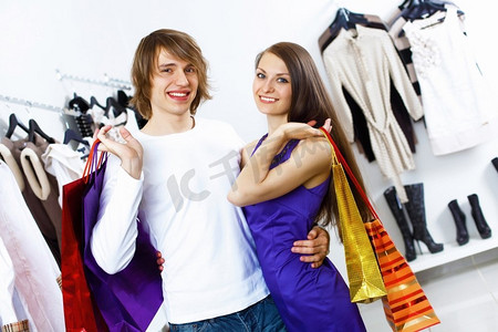 年轻的高加索夫妇一起做服装购物