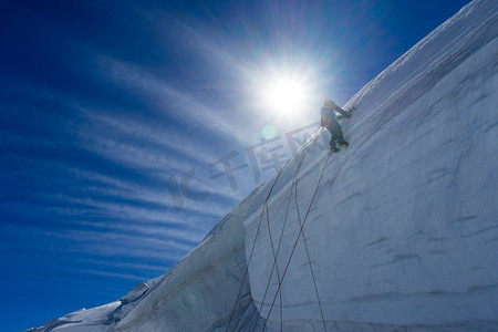 登山运动。低角度查看人攀登冰川