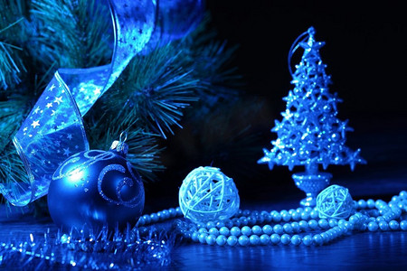 蓝色圣诞拼贴画。蓝色圣诞拼贴画。蓝色背景上的球和丝带。