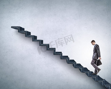 在职业阶梯上往上爬。年轻商人登上阶梯代表成功理念