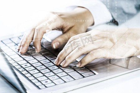 女实业家手在键盘上键入的特写镜头图象。女商人在工作