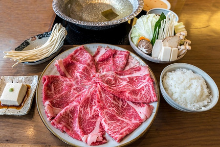 和牛摄影照片_A5和牛肉套餐寿司烧锅锅配蔬菜，Groumet日本火锅料理