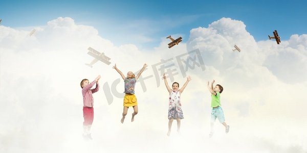 快乐无忧无虑的童年。一群孩子高兴地在空中跳得很高