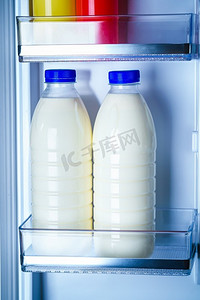 冰箱里的水果摄影照片_冰箱里的产品。冰箱里有牛奶