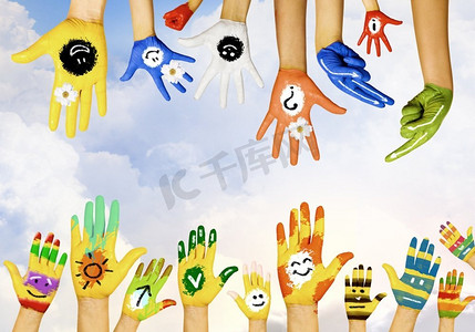 人类的手在五颜六色的油漆中显示符号