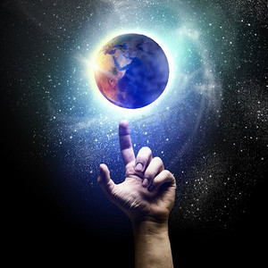 地球。人类的手和地球的星球。生态观。这张图片的要素由美国宇航局提供