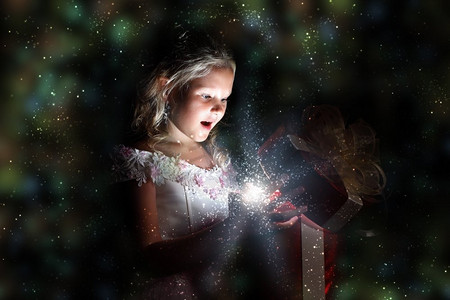孩子打开一个有灯光的神奇礼品盒，四处闪闪发光