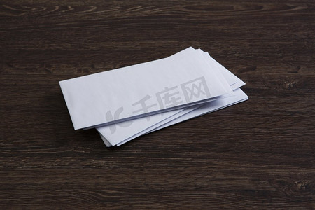 商务白色名片摄影照片_商务笔记卡片。木质古董桌上的空白白卡