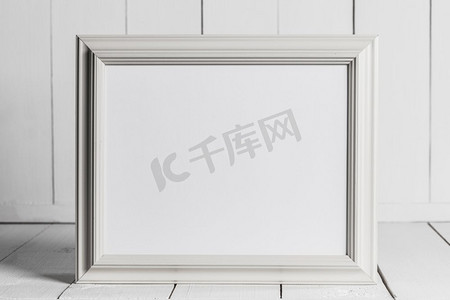 复古相框。复古白色木质相框，留有空白的白色复印区