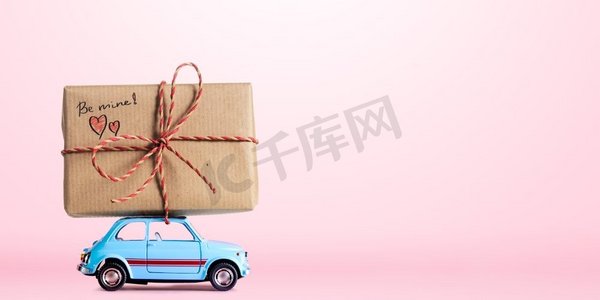 蓝色复古玩具车送货礼盒，粉色背景，情人节标题为Be My